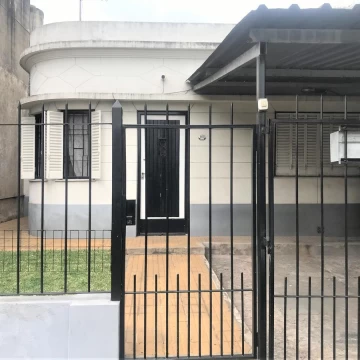 Casa. 3 dormitorios.2 baños.Fondo.Quincho.Parrilla.Cochera.Bernal Este