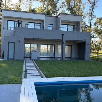 Casa Venta en Casa en 2 plantas 3 dormitorios 4 baños, 1 año antigüedad, IMPECABLE 5500
