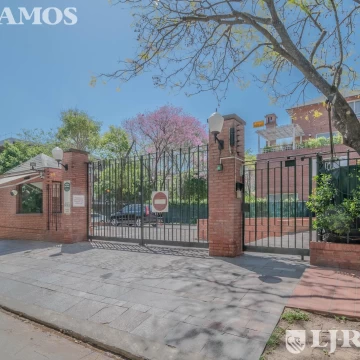 Jardines de San Isidro - 3 piso con techos altos - Dos ambientes c/cochera