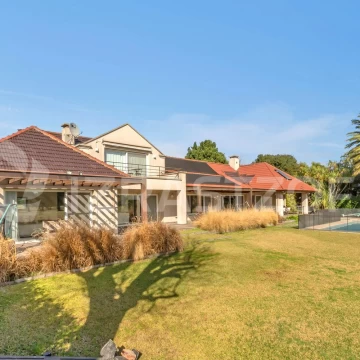Casa en ventas en Los Lagartos Country Club  con  5 dormitorios  con vista al golf