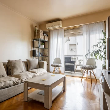 Venta Departamento de  3 ambientes con balcón – Muy luminoso –  Caballito