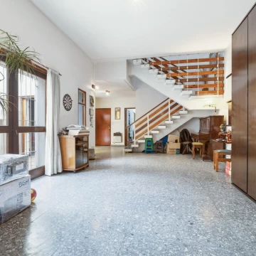 Casa 5 ambientes | Venta en Urquiza| con Local y cochera