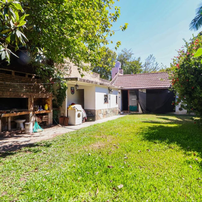 Casa en Venta en Olivos Vicente López con departamento y jardín 