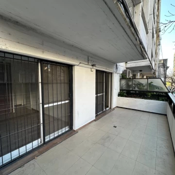 Departamento en venta/Alquiler 2 dormitorios, patio y balcón terraza en Rosario - Centro