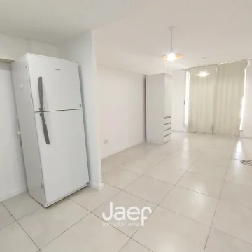Amplio monoambiente con jardín de invierno cerrado, patio, heladera y aire acondicionado