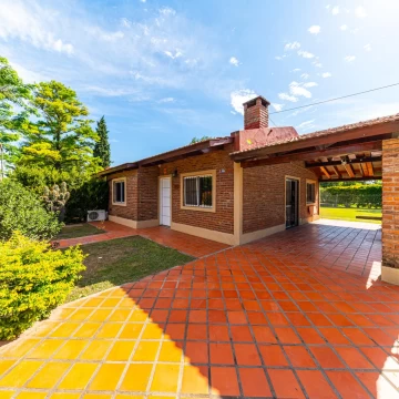 Casa en venta de 2 Dormitorios con Pileta, Pavon 2000 en Funes, Garita 16