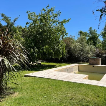 Casa de 2 Dormitorios en Venta con 595 m2 de Terreno, Barrio Los Troncos Funes 