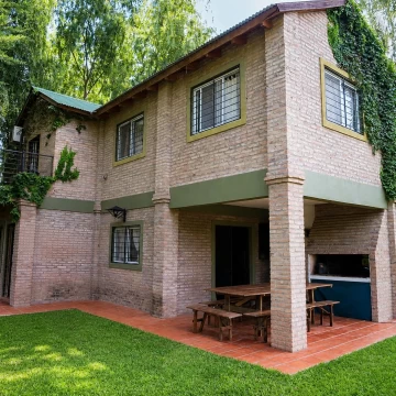 Casa en venta de 3 dormitorios, con patio y pileta, en Funes , garita 15 bis. Apta credito