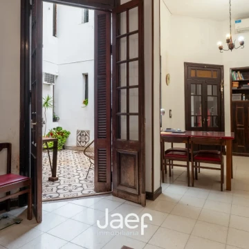 Elegante casa de pasillo con 3 dormitorios, escritorio, patio y terraza