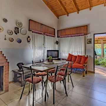 VENTA VILLA ELISA Casa de dos habitaciones y pileta, con departamento en Barrio Jardín