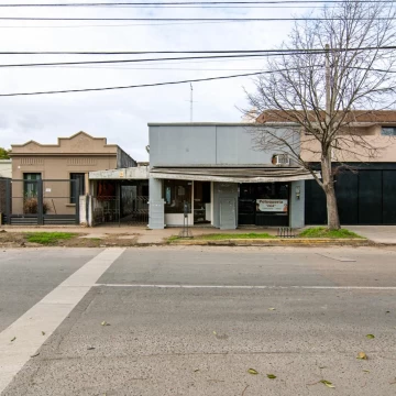 Casa en Venta con 2 locales comerciales a refaccionar Arana 419 e/ 7 y 8  - Villa Elisa