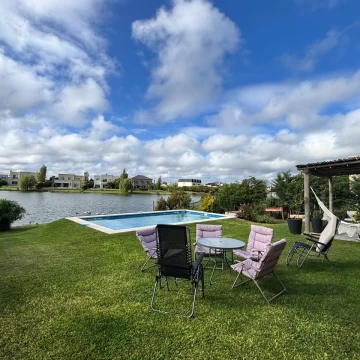 CASA AL AGUA EN VENTA EN EL CANTON 