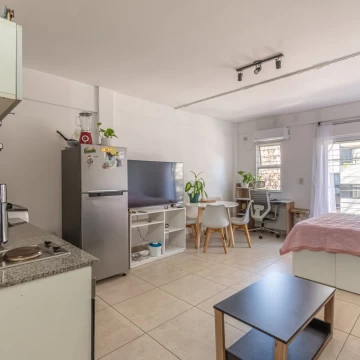 Monoambiente con balcón al frente. Villa Urquiza.