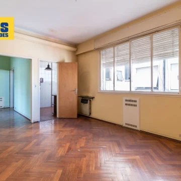 Descubrí un amplio 3 ambientes con dependencia y balcón aterrazado al frente.