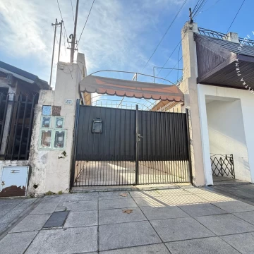 APTO CRÉDITO - PH multifamiliar en venta de 4 ambientes con patio y cochera - Villa Ballester