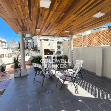 Propiedad en PA de tres dormitorios y amplia terraza, con cochera - Microcentro