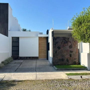 Moderna Casa en Venta en Primavera, Colima | 2 Recámaras, Jardín y Terraza