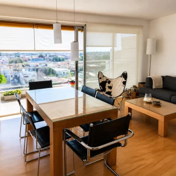 Semipiso de categoría en 43 y 15 sin contactos laterales | Dos habitaciones y balcón corrido