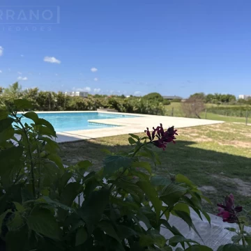 Casa en alquiler anual a estrenar de 6 ambientes con pileta y vista al golf en el Cantón, Escobar