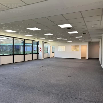 Oficina en alquiler en planta baja de 278m2 con 5 cocheras en Martínez