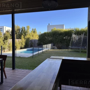Casa en venta de 4 ambientes con pileta en Vila Marina, Villanueva