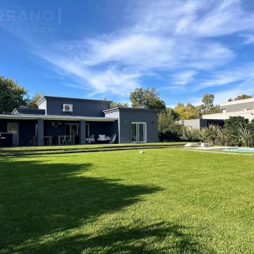Casa en venta de una planta en Estancias del Pilar, piscina y 3 dormitorios.