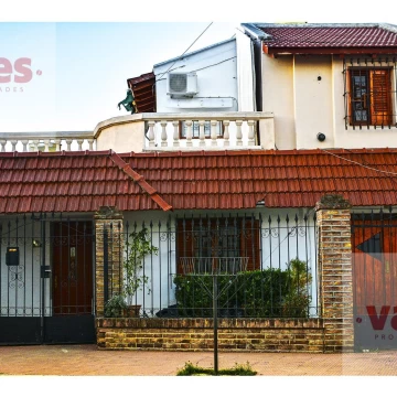 VENTA - Casa de 5 dormitorios con quincho y pileta en Alto Alberdi