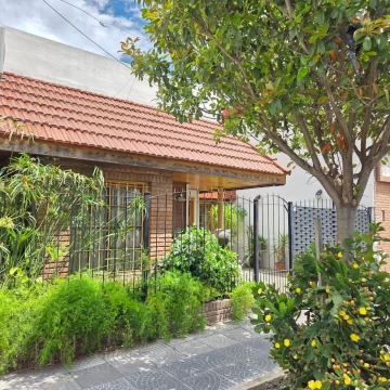 Casa de 4 amb con patio y cochera en Villa del Parque