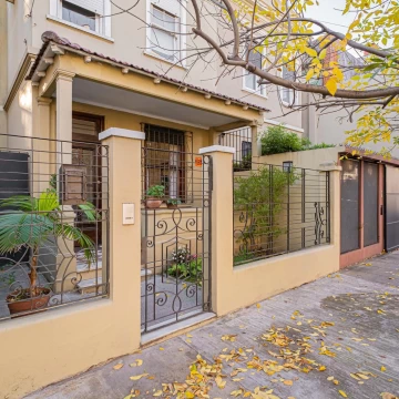 Casa Inglesa con Detalles de Época y Espacios Exteriores en Villa Devoto