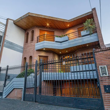 Casa 6 Ambientes con Suite, Jardin, Parrilla y Garage multiples Autos en Villa Real