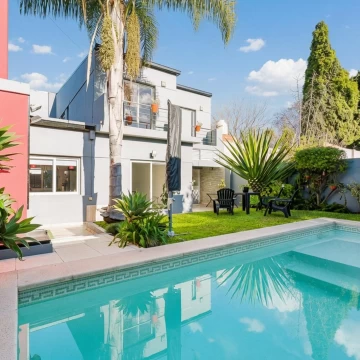 Excelente casa de 6 ambientes con jardín, piscina y cochera para 3 autos en Villa Sarmiento
