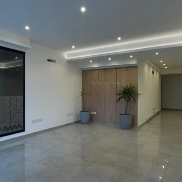 Local en alquiler en Lujan, Humberto y San Martin, con oficinas privadas