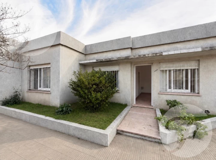 Casa de 3 dormitorios en esquina | Cochera doble, patio y excelente ubicación I Apto Crédito