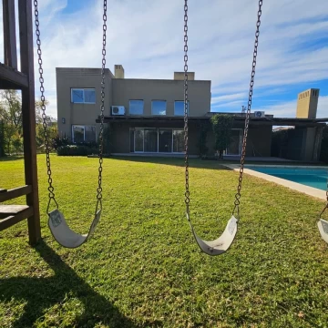 Casa en alquiler anual en Talar Del Lago II, 3/4 dormitorios (2 en P.B) juegos de niños, pileta