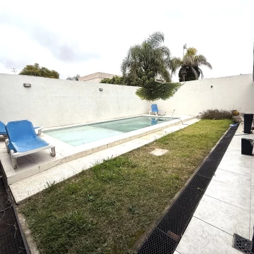 Casa de categoría en Jardines del Jockey — Pileta, Quincho y 4 Dormitorios