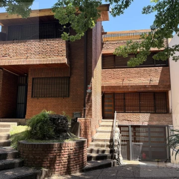 VENTA casa chalet, Florida, 4 dormitorios cochera jardín y piscina APTO CREDITO