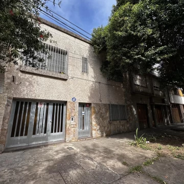 Casa 3 dormitorios, patio y cohera doble.