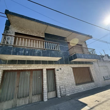 CASA al frente (PH) 2 dormitorios con cochera   ampliación sin terminar en PA