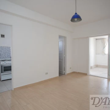 Monoambiente en venta dividido con balcón y patio en Parque Chacabuco