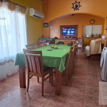Casa en venta en Centenario con un departamento y local comercial 