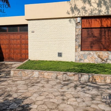 Casa 2 dorm con cochera y jardin 
