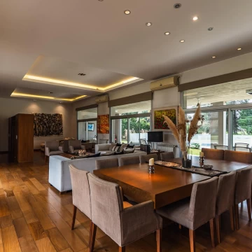 Espectacular casa de 6 ambientes en venta en praderas de lujan sobre lote central con fondo al golf