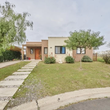 Casa de 4 Amb con Pileta - Quincho - Cochera en B° Santa Elena - Pilar del Este