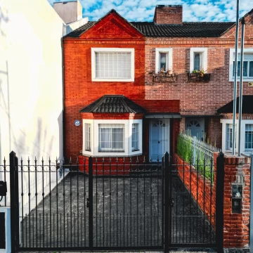 Departamento 3 ambientes en venta en lujan centro con patio y cochera apto credito