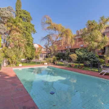 Triplex de 4 ambientes con cochera, quincho, jardín y pileta