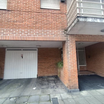 Venta Dpto. 3 amb con Balcon al frente y espacio guardacoche.