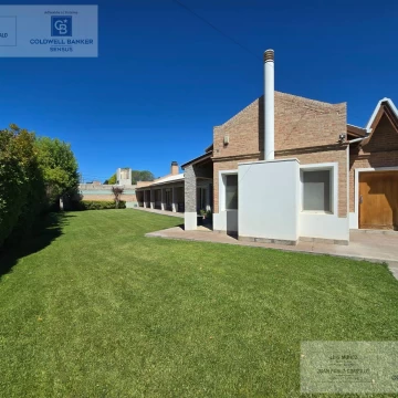 VENTA CASA GERENCIAL 6 AMBIENTES CON PILETA Y COCHERAS.