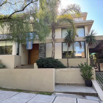 BARRIO PRIVADO DALVIAN. CASA DE CATEGORÍA