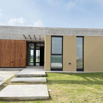 Casa en venta de 3 dorm   estudio en San Sebastian Area 7