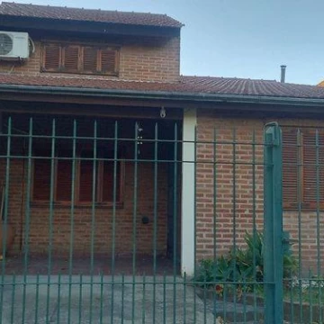 Venta Casa 4 amb. (Jardin, Parrilla, Cocheras) - Estación de Luis Guillón